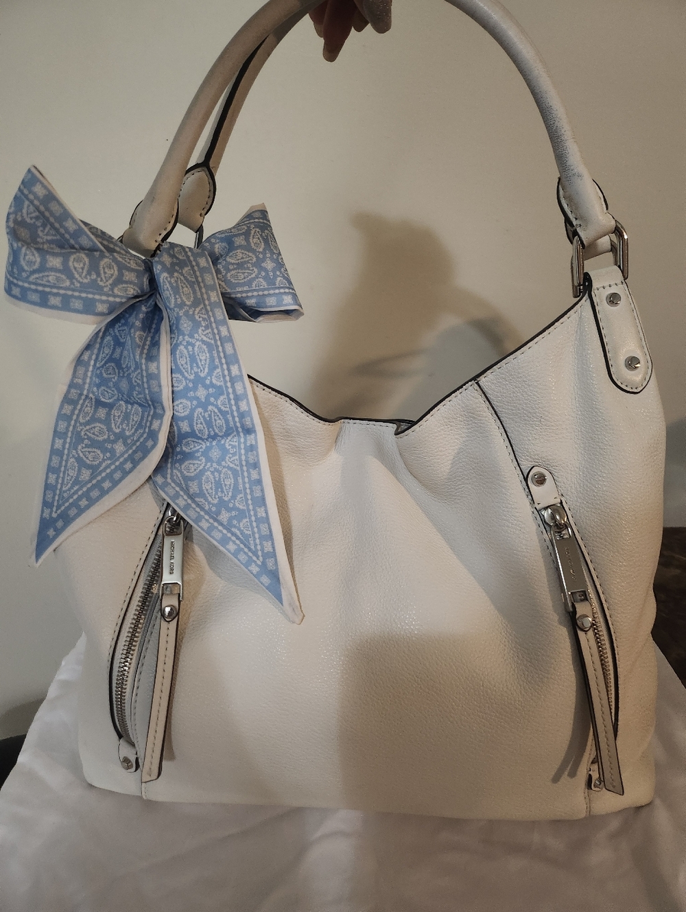 Michael Kors White Leather Shoulder Bag w Scarf/Dustbag EUC - Picture 3 of 16